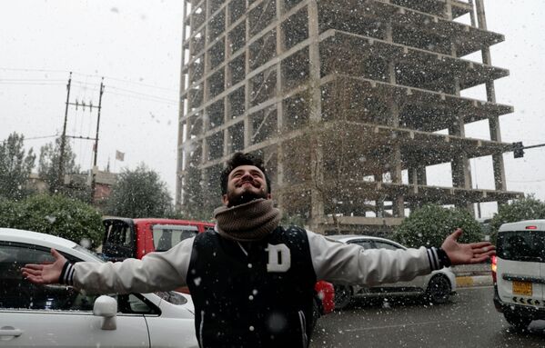 Мужчина радуется снегу в г. Эрбиль, Ирак, 20 января 2022 г.  - Sputnik Узбекистан