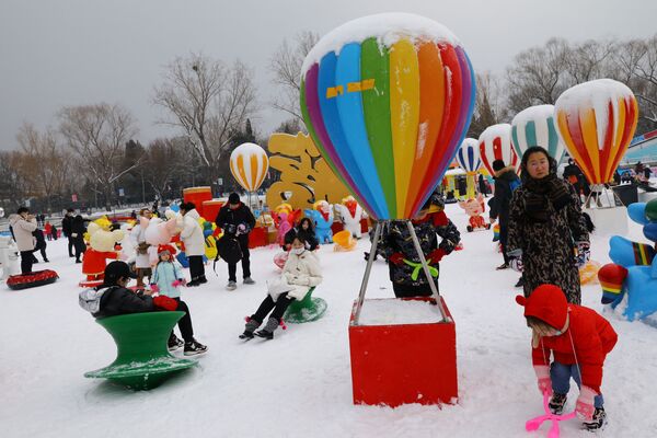 Фестиваль снега и льда в парке Пекина в преддверии китайского Нового года, 11 января 2022 г.  - Sputnik Узбекистан