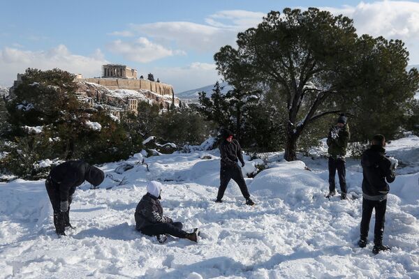Молодежь играет в снегу на фоне Парфенона, Афины, Греция, 25 января 2022 г.  - Sputnik Узбекистан