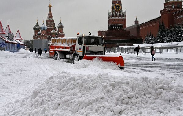 Снегоуборочная техника убирает снег на Красной площади в Москве - Sputnik Узбекистан