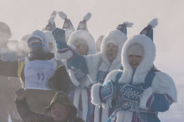 Болельщицы в национальных якутских костюмах поддерживают бегунов. - Sputnik Узбекистан