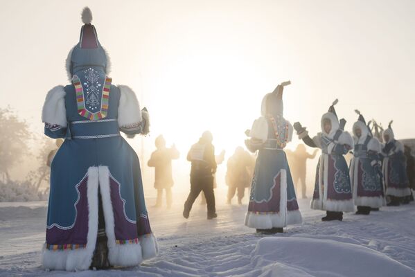 Женщины в национальных якутских костюмах приветствуют участников забега.  - Sputnik Узбекистан