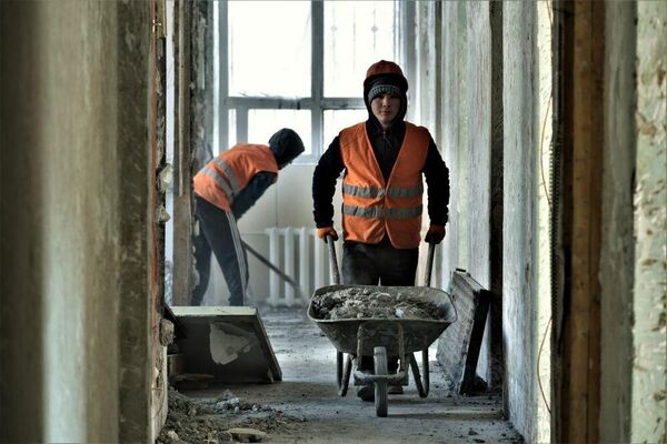 Рабочие расчищают здание. - Sputnik Узбекистан