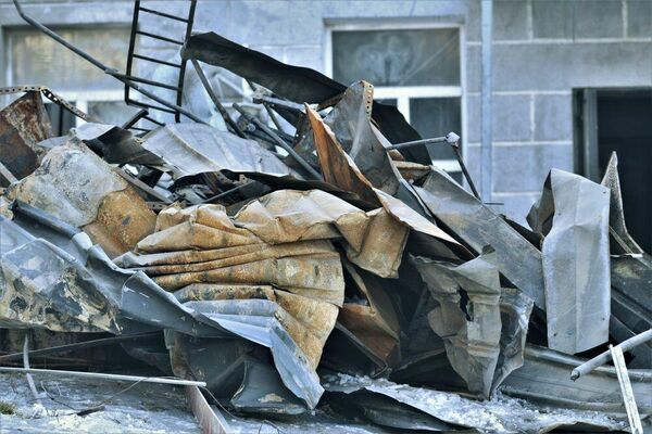 Из сгоревшего здания вывозят мусор. - Sputnik Узбекистан