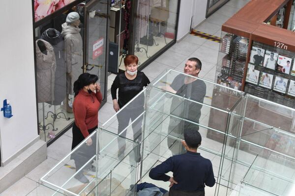Город возвращается к жизни. Предприниматели возобновляют работу в торговом центре. - Sputnik Узбекистан