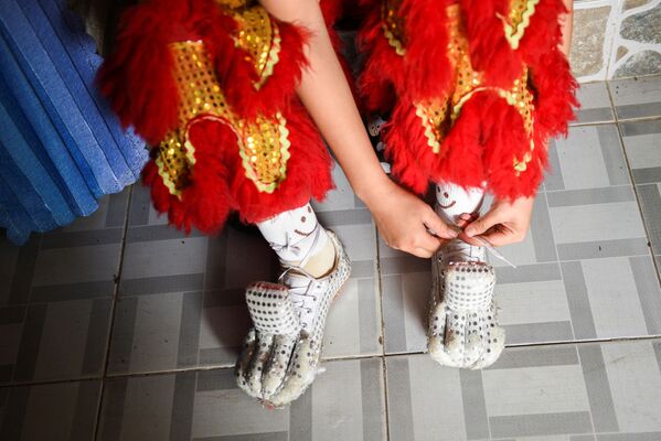 Обувь для традиционного Танца льва, имитирующая лапы хищника.  - Sputnik Узбекистан