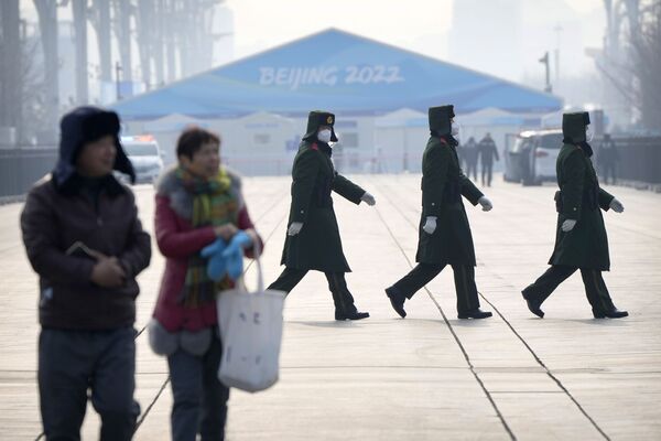Китайская полиция идет к одному из объектов Олимпийских игр. - Sputnik Узбекистан