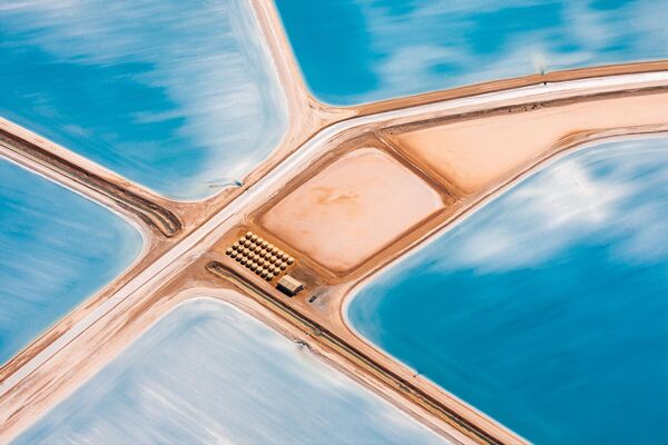 Поднявшись на высоту, австралийский фотограф Притхви Бхаттачарья сравнил открывшийся внизу пейзаж с палитрой художника. - Sputnik Узбекистан