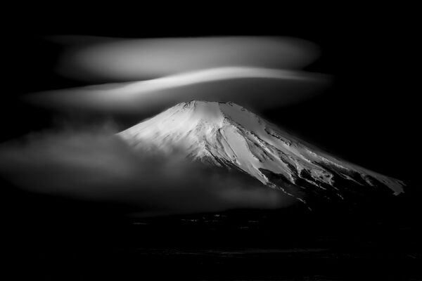 Облако окутало гору, словно головной убор, поэтому японский фотограф Такеши Накадзава назвал этот снимок &quot;Шелковая шляпа&quot;. - Sputnik Узбекистан