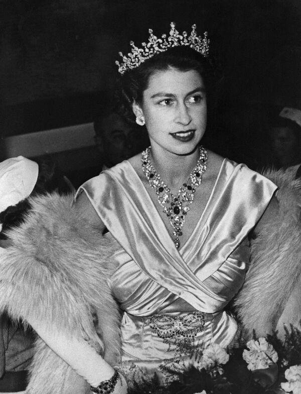 Портрет 1952 года: принцесса Елизавета в алмазной короне. - Sputnik Узбекистан