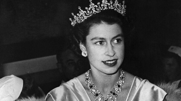 Принцесса Великобритании Елизавета в бриллиантовой короне, 1952 год - Sputnik Узбекистан