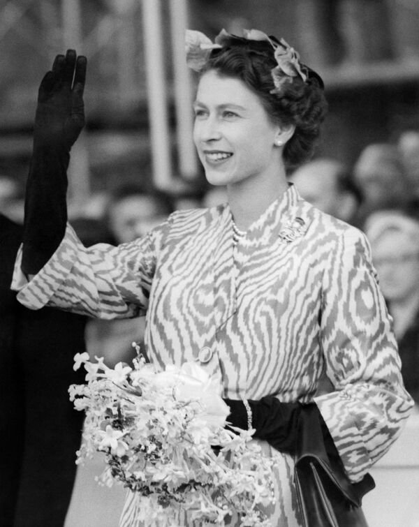 Королева Елизавета II на церемонии спуска на воду лайнера Empress of Britain компании Canadian Pacific, Глазго, 22 июня 1955 г. - Sputnik Узбекистан