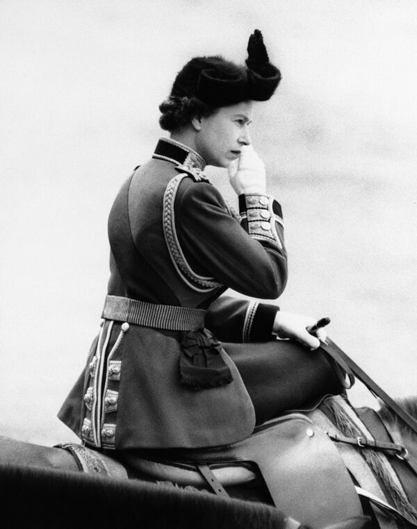 Королева Елизавета II верхом на коне по кличке Империал 10 июня 1961 года принимает парад конной гвардии в честь своего 35-летия.  - Sputnik Узбекистан