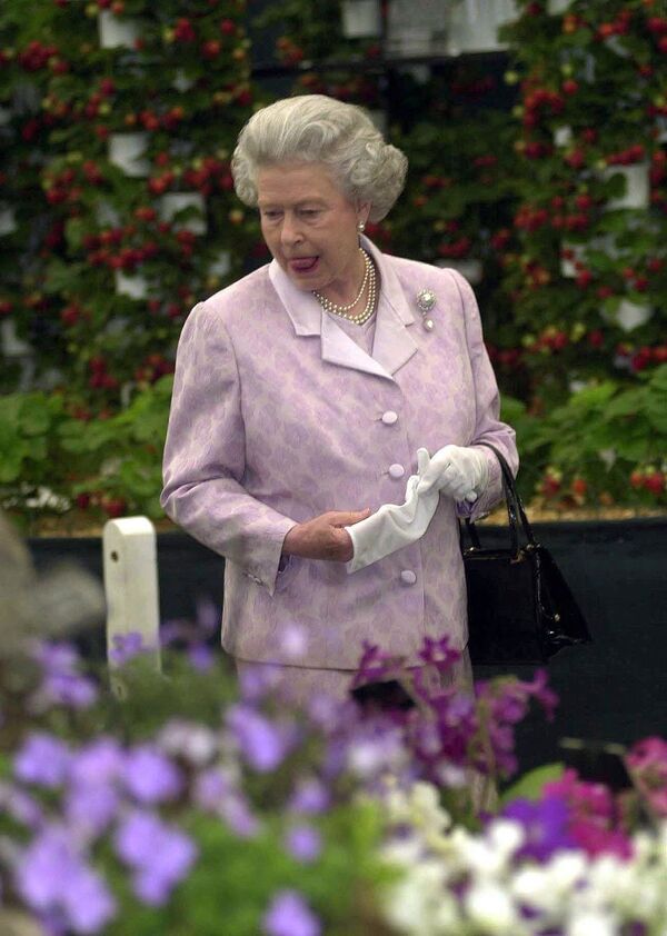 Ее Величество на цветочном шоу в Челси, 22 мая 2000 года. - Sputnik Узбекистан