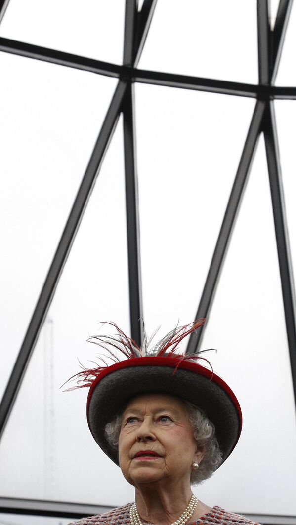 Британская королева во время приема в небоскребе Мэри-Экс, более известном как &quot;огурец&quot; (Gherkin) в лондонском Сити, 24 февраля 2010 года.  - Sputnik Узбекистан