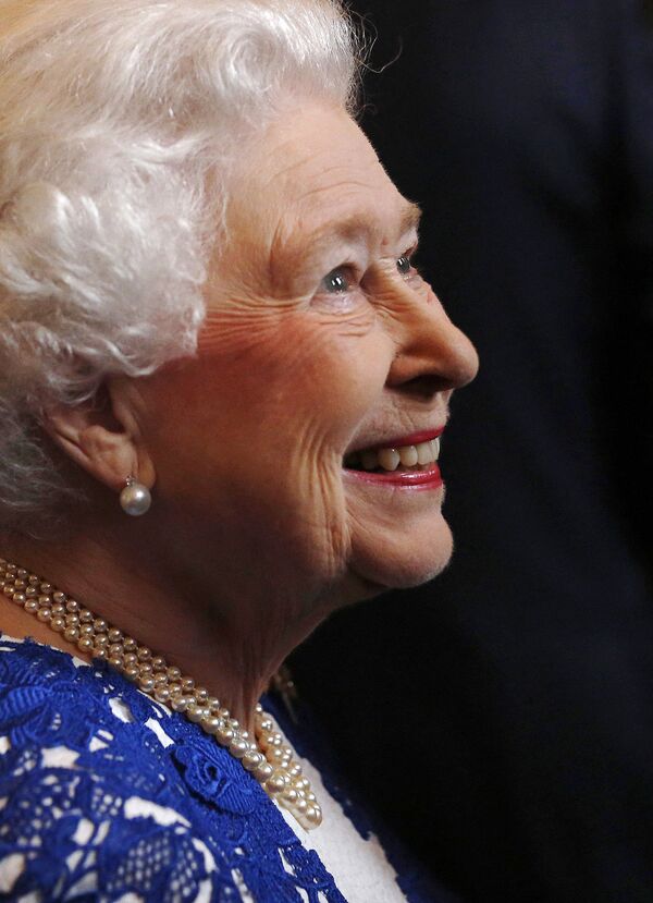 Королева Елизавета II на приеме в честь государственного визита президента Ирландии в Лондон 10 апреля 2014 года. - Sputnik Узбекистан