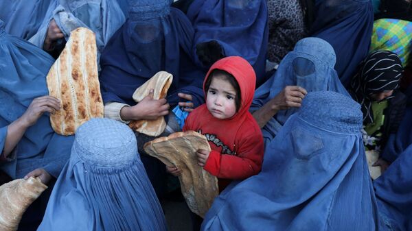 Ребенок с хлебом в Кабуле  - Sputnik Ўзбекистон