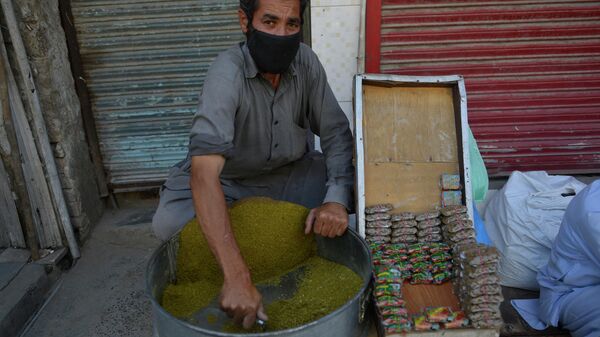 A man prepares naswar, powdered tobacco, on his stall after the government eased a nationwide lockdown imposed as a preventive measure against the COVID-19 coronavirus, in Rawalpindi on May 16, 2020.
 - Sputnik Узбекистан
