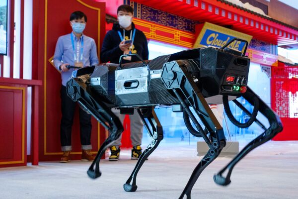 Робот-собака на территории пресс-центра зимних Олимпийских игр-2022 в Пекине. - Sputnik Узбекистан