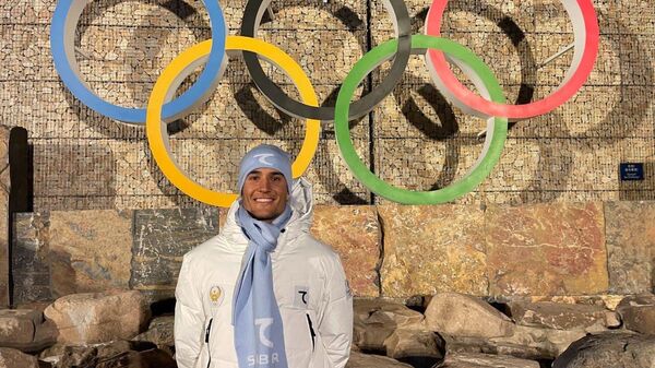 Узбекистанец Камилжон Тухтаев, который примет участие в зимних Олимпийских играх-2022, прибыл в Янцин - Sputnik Ўзбекистон