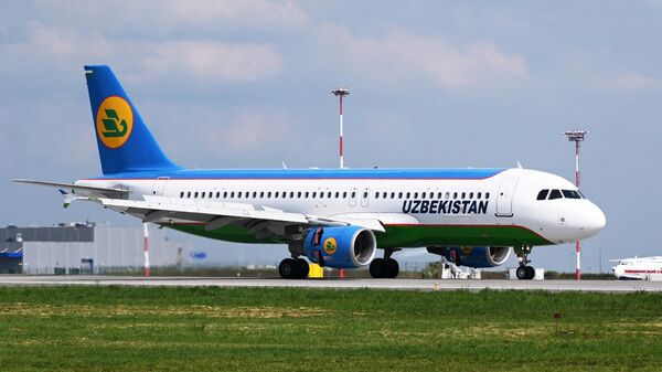 Самолет Airbus A320 компании Uzbekistan Airways на взлетной полосе аэропортового комплекса Платов в Ростове-на-Дону - Sputnik Узбекистан