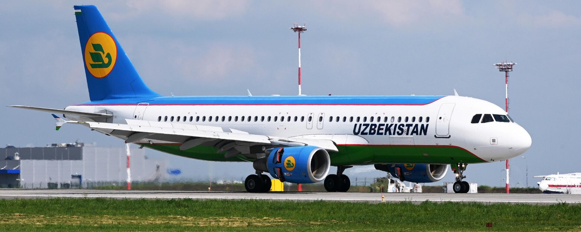 Samolet Airbus A320 kompanii Uzbekistan Airways na vzletnoy polose aeroportovogo kompleksa Platov v Rostove-na-Donu. - Sputnik O‘zbekiston, 1920, 09.01.2023