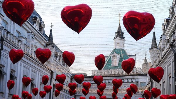 Третьяковский проезде в Москве, украшенный ко Дню святого Валентина - Sputnik Узбекистан