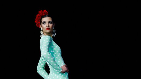Модель во время Международного показа моды фламенко SIMOF в Севилье, Испания - Sputnik Узбекистан