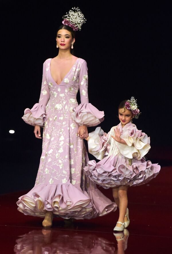 Модели в великолепных платьях от дизайнера Сары де Бенитес. - Sputnik Узбекистан