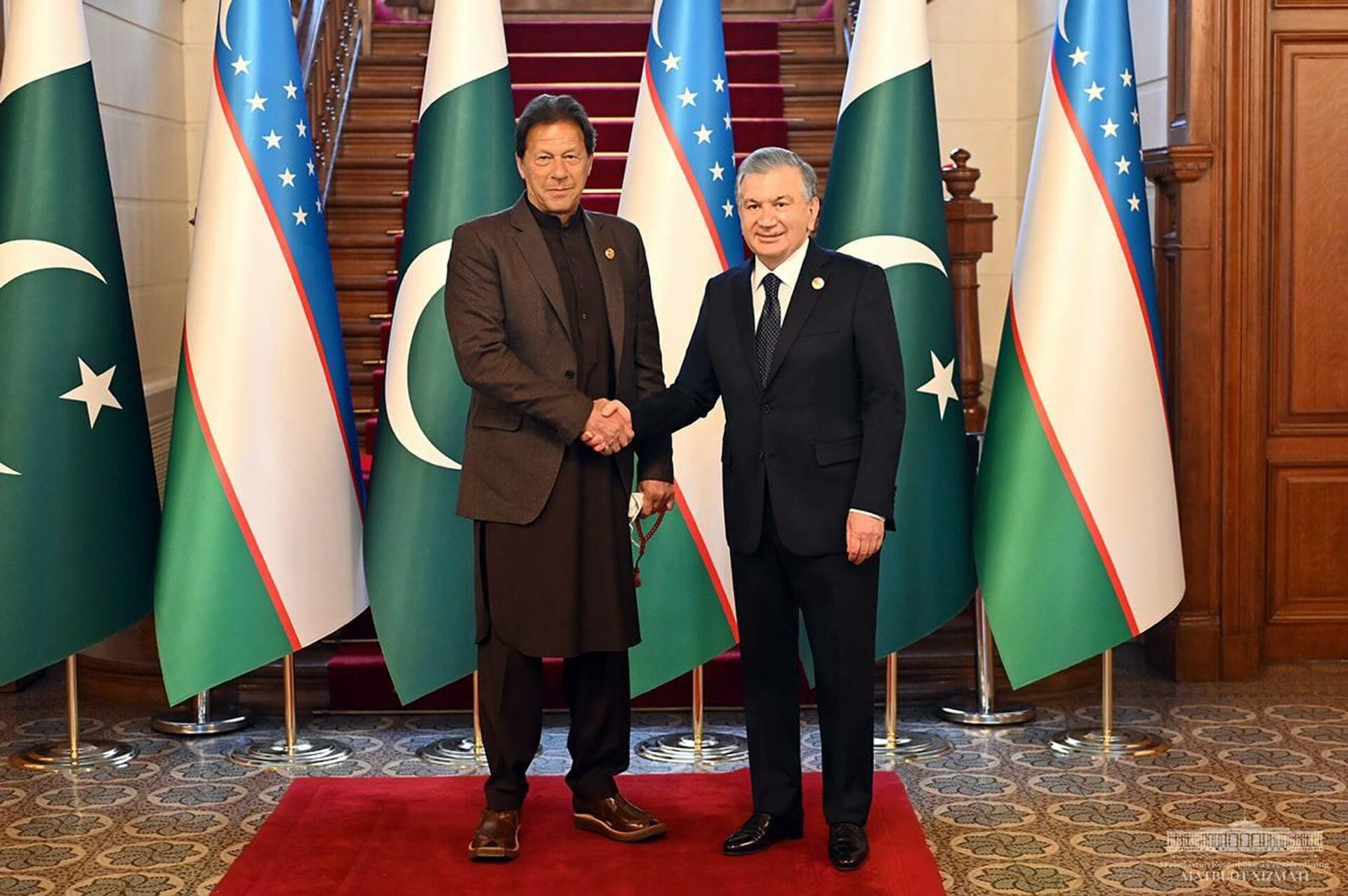 Шавкат Мирзиёев проводит встречу с премьер-министром Пакистана Имраном Ханом - Sputnik Узбекистан, 1920, 05.02.2022