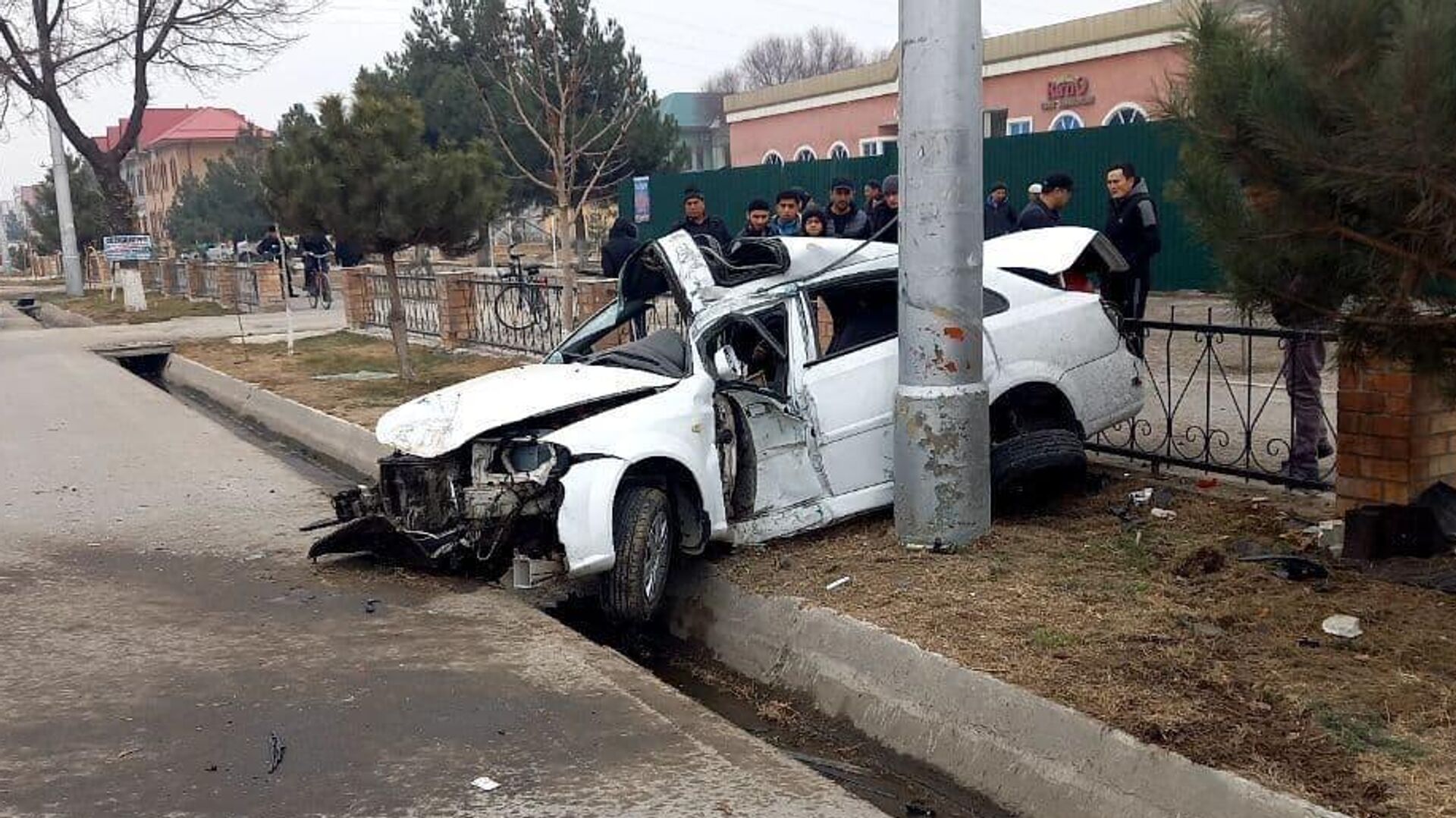 Несовершеннолетний водитель погиб в ДТП в Намангане - Sputnik Узбекистан, 1920, 07.02.2022