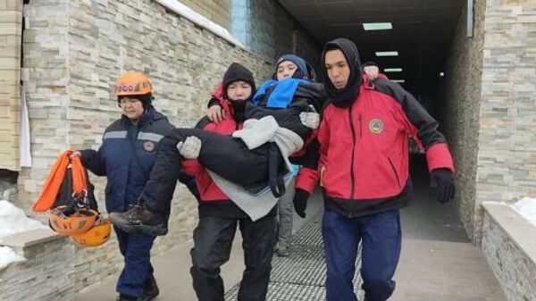 Казахстанские спасатели помогли туристу спуститься с ледника - Sputnik Узбекистан