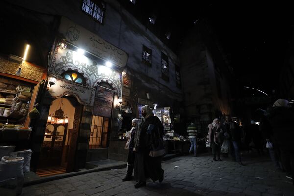Люди проходят мимо хамама Бакри, одной из старейших бань, основанной в 1069 году в сирийском Дамаске. - Sputnik Узбекистан