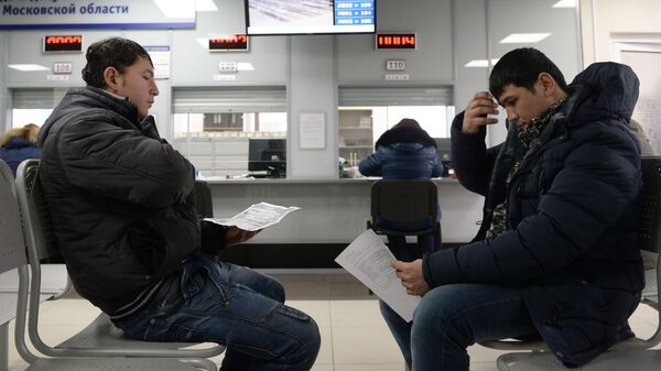 Выдача первых патентов в Едином миграционном центре  - Sputnik Ўзбекистон