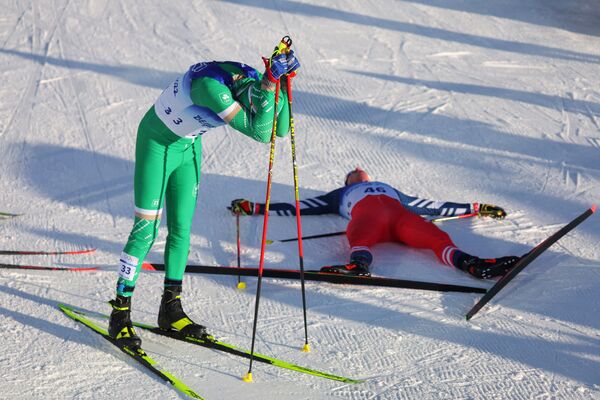 Томас Мэлони Вестгард (Ирландия) и Адам Феллнер (Чехия) отдыхают после гонки.  - Sputnik Узбекистан