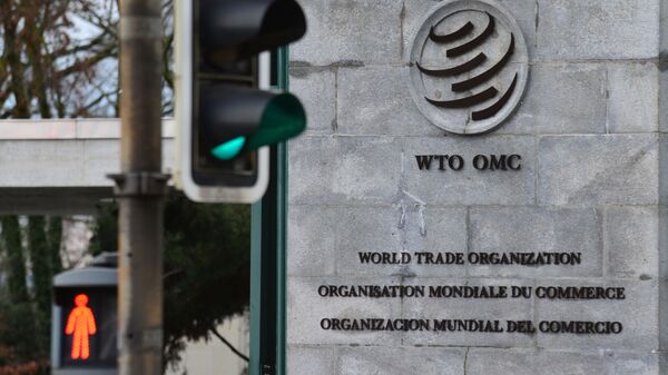 Эмблема Всемирной торговой организации (ВТО) возле здания штаб-квартиры организации в Женеве. - Sputnik Узбекистан