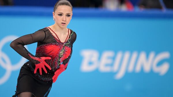 Российская спортсменка Камила Валиева выступает на командных соревнованиях по фигурному катанию на зимних Олимпийских играх в Пекине - Sputnik Узбекистан