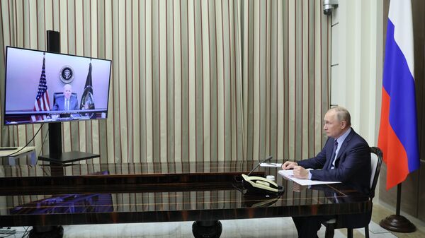 Президент РФ Владимир Путин во время переговоров с президентом США Джозефом Байденом в режиме видеоконференции. - Sputnik Ўзбекистон