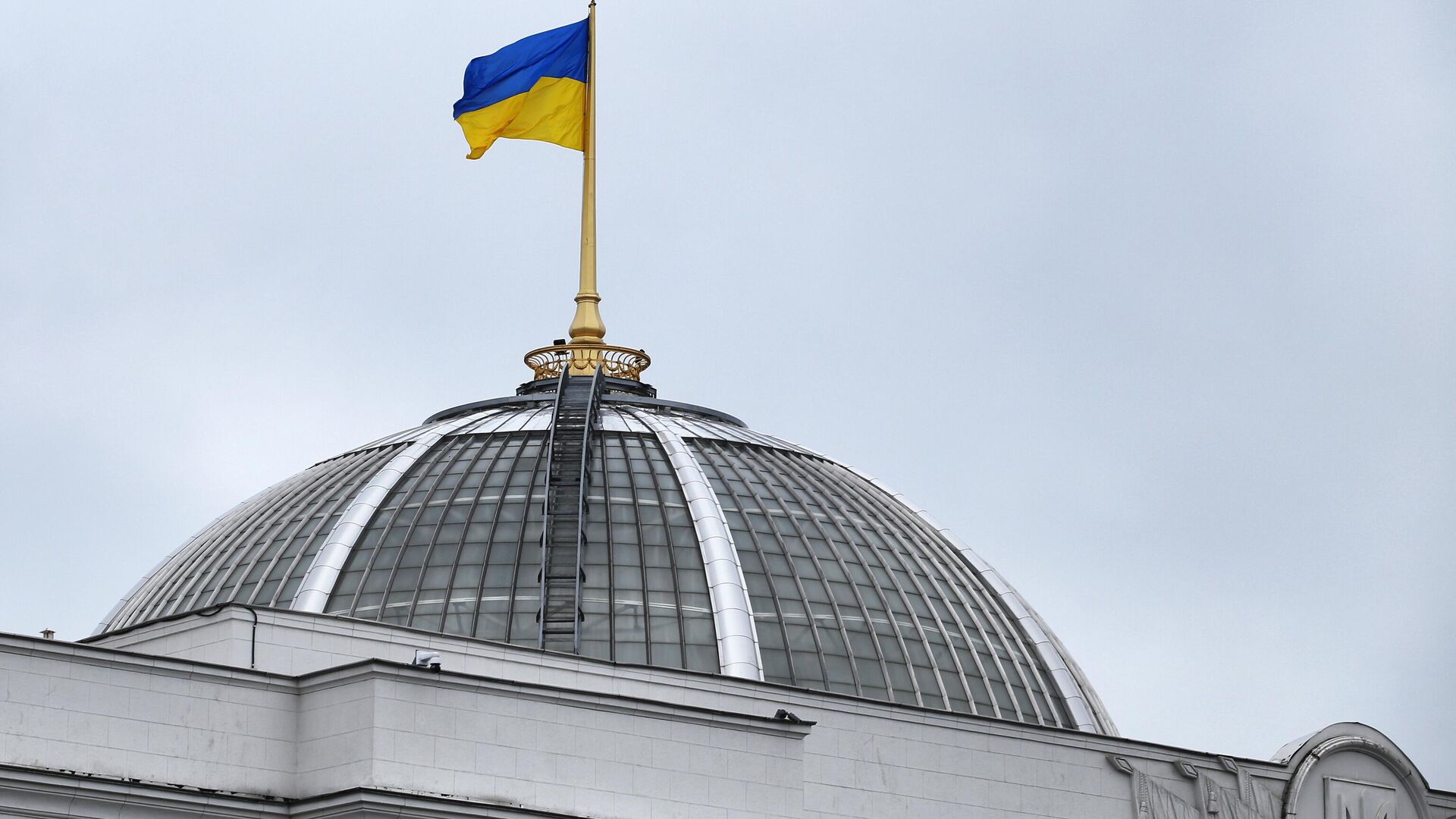 Государственный флаг Украины на здании Верховной рады в Киеве - Sputnik Узбекистан, 1920, 20.02.2022