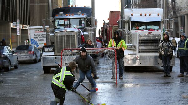 Протестующие играют в уличный хоккей в Оттаве, Канада - Sputnik Ўзбекистон