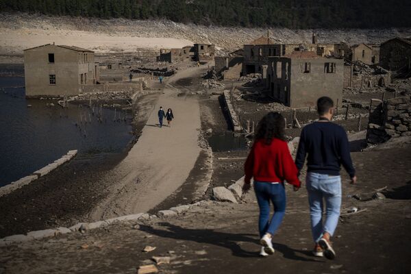 Туристы и местные жители активно посещают деревню, затопленную 30 лет назад и сейчас показавшуюся из воды водохранилища Альто-Линдозо в Испании, где свирепствует сильнейшая засуха.  - Sputnik Узбекистан