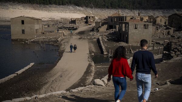 Посетители гуляют по старой деревне Асередо, всплывшей из-за засухи у водохранилища Линдосо, Испания - Sputnik Узбекистан