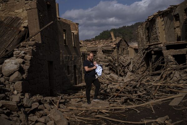 Туристы и местные жители активно посещают деревню, затопленную 30 лет назад и сейчас показавшуюся из воды водохранилища Альто-Линдозо в Испании, где свирепствует сильнейшая засуха. - Sputnik Узбекистан
