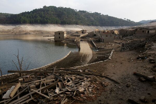 Туристы и местные жители активно посещают деревню, затопленную 30 лет назад и сейчас показавшуюся из воды водохранилища Альто-Линдозо в Испании, где свирепствует сильнейшая засуха. - Sputnik Узбекистан