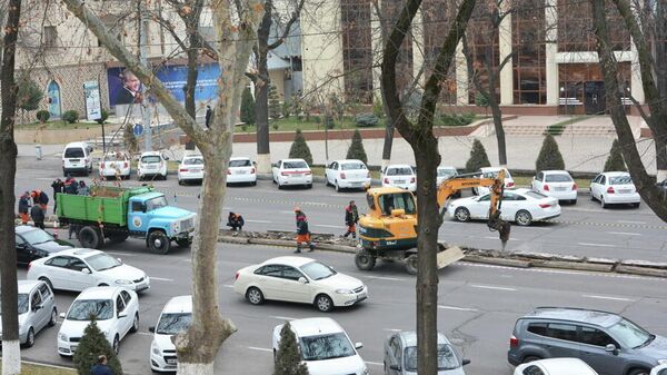 На улице Навои убирают бетонные разделители - Sputnik Узбекистан