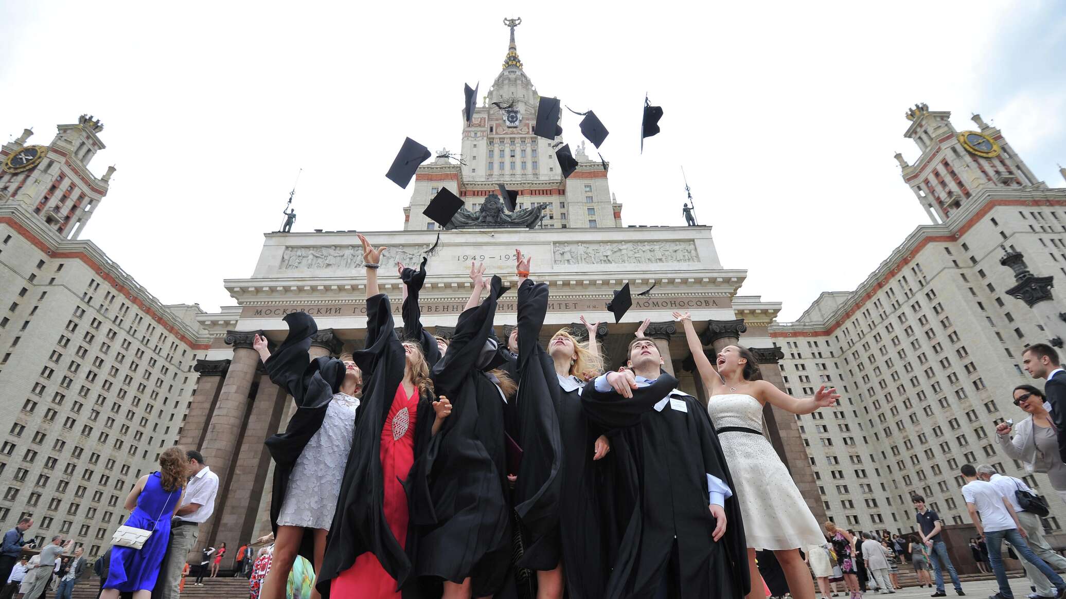 Russian university. МГУ лучший вуз России. Выпускники МГУ. Российский студент выпускник. Образование МГУ.