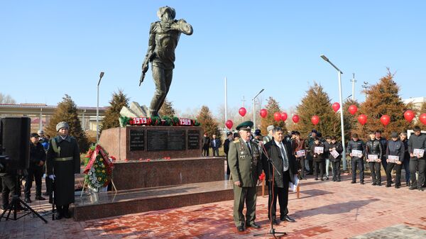 В Чирчике почтили  память воинов-афганцев - Sputnik Узбекистан