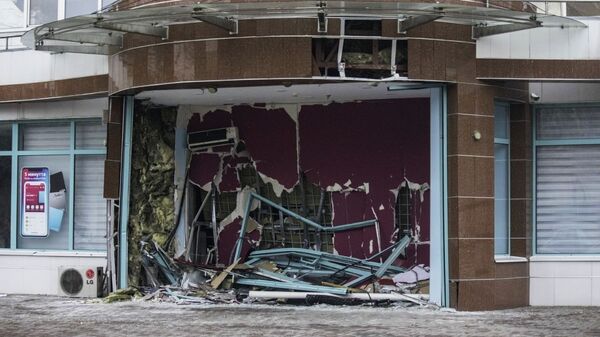 Вход в здание, разрушенный в ходе беспорядков в Алматы - Sputnik Узбекистан