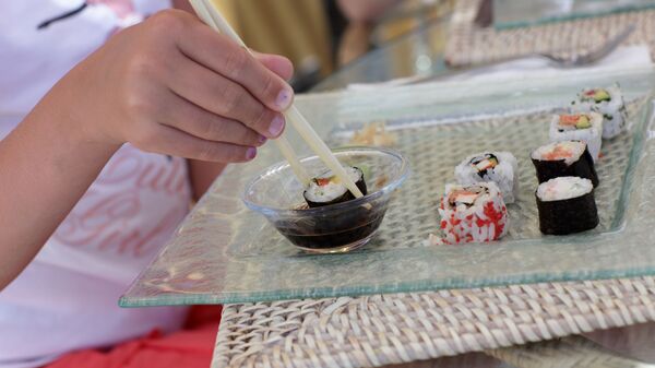 Девочка есть суши палочками  - Sputnik Узбекистан