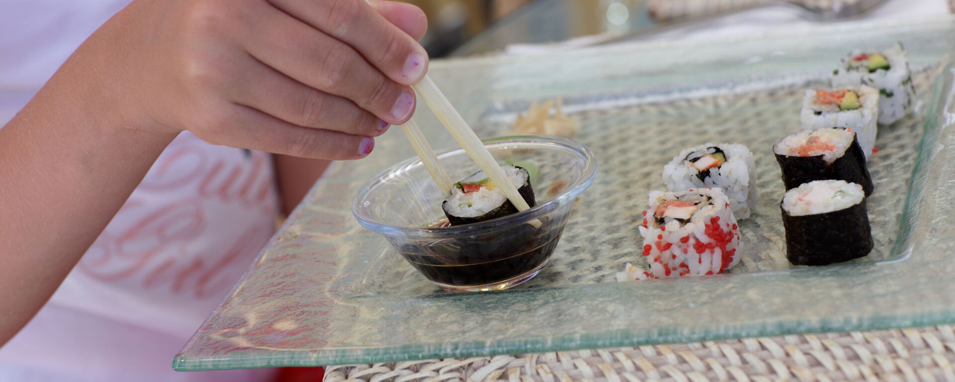 Девочка есть суши палочками  - Sputnik Узбекистан, 1920, 23.10.2025